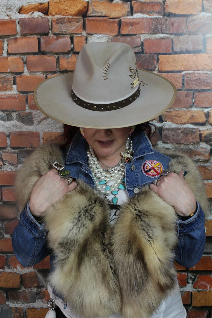 New 🎉 Double D Ranch Wear - Cynthia Hats/Headbands/Scarves/Gloves Making Horse Medicine Hat 👍 4 Double D Ranch Wear - Cynthia Hats/Headbands/Scarves/Gloves Making Horse Medicine Hat