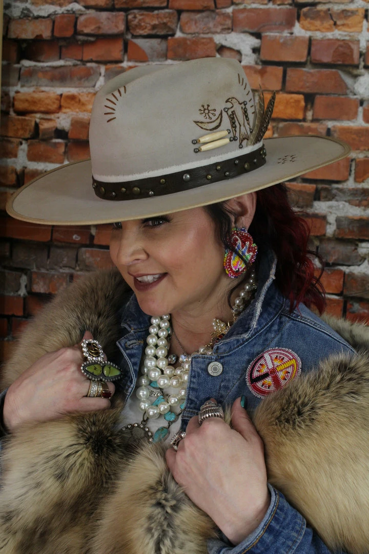 New 🎉 Double D Ranch Wear - Cynthia Hats/Headbands/Scarves/Gloves Making Horse Medicine Hat 👍 6 Double D Ranch Wear - Cynthia Hats/Headbands/Scarves/Gloves Making Horse Medicine Hat